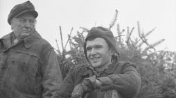 Aktorzy Stefan Śródka (L) i Marek Siudym (P) na planie filmu pt. Miś, w reż. Stanisława Barei, 1980 r. PAP/Witold Rozmysłowicz