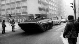 Stan wojenny, bojowy wóz piechoty i wojskowy patrol na ulicy Puławskiej w Warszawie, fot. PAP/archiwum