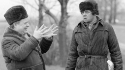 Stanisław Bareja i Stanisław Tym na planie filmu "Miś", fot. PAP/W. Rozmysłowicz