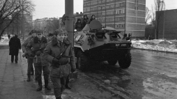 Transporter opancerzony oraz uzbrojona grupa mundurowych na al. Waszyngtona w Warszawie