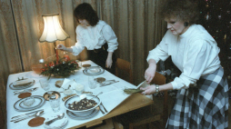 Przygotowanie stołu wigilijnego, 1989 r. PAP/Roman Sieńko