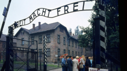 Brama dawnego niemieckiego obozu koncentracyjnego KL Auschwitz, fot. PAP/J. Morek
