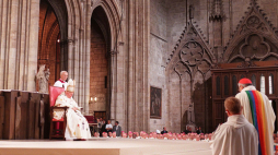 Jan Paweł II podczas mszy w katedrze Notre Dame w Paryżu w 1997 r., fot. PAP/EPA/M. Gangne
