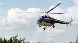 Policyjny śmigłowiec Mi-2 przeczesuje lasy Puszczy Knyszyńskiej. PAP/ Zdzisław Lenkiewicz