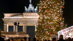 Bożonarodzeniowa choinka przed Bramą Brandenburską w Berlinie, fot. DPA/PAP/EPA/S. Pilick 