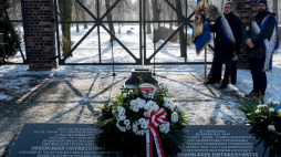 Przed bramą byłego obozu pracy w Świętochłowicach - Zgodzie Ślązacy co roku upamiętniają ofiary Tragedii Górnośląskiej, która po wkroczeniu Armii Czerwonej dotknęła w latach 1945-48 kilkadziesiąt tysięcy mieszkańców Górnego Śląska. Fot. PAP/A. Grygiel