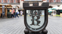 Skarbonka na Rynku Głównym Krakowa, fot. PAP/J. Bednarczyk
