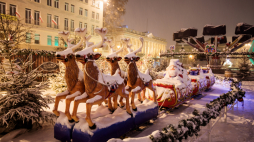 Świąteczne renifery na bożonarodzeniowym jarmarku (w 2021 r.), fot. PAP/M. Zakrzewski