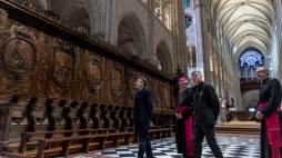 Katedra Notre Dame w Paryżu odbudowana po pożarze, Na kilka tydzień przed oficjalnym otwarciem odwiedził ją prezydent Emmanuel Macron, fot. PAP/EPA/POOL/Ch.  Petit Teson