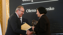 Olena Udovenko odbiera nagrodę Semper Fidelis z rąk wiceprezesa IPN Karola Polejowskiego podczas gali na Zamku Królewskim w Warszawie, fot. PAP/P. Nowak