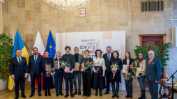 Instytut Polski w Kijowie po czteroletniej przerwie znów wręczył nagrody im. Giedroycia, z laureatami stoją dyrektor Instytutu Jarosław Godun, przewodnicząca kapituły nagrody, prof. Aleksandra Hnatiuk, oraz Piotr Łukasiewicz i prof. Jan Malicki, fot. PAP/V. Mosiienko