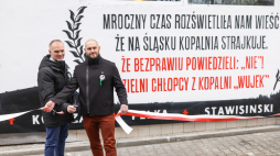 Dyrektor Śląskiego Centrum Wolności i Solidarności Robert Ciupa i przedstawiciel stowarzyszenia kibiców GKS Katowice Marcin Gruszczynski na odsłonięcie muralu w Katowicach - upamiętnia górników z "Wujka" zabitych na początku stanu wojennego, fot. PAP/M. Meissner