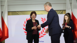 Martha Barbara Gammer (z lewej) odbiera odznaczenie z rąk zastępcy szefa Kancelarii Prezydenta RP Piotra Ćwika na uroczystości wręczenia medali Virtus et Fraternitas w Belwederze w Warszawie. Fot. PAP/L. Szymański