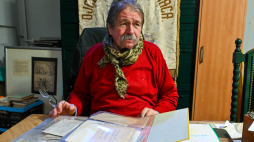 Dr Wojciech Lizak, antykwariusz, podczas prezentacji listów Józefa Mehoffera w niezwykłej kolekcji w Szczecinie, fot. PAP/M. Bielecki