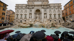 Fontanna di Trevi w Rzymie. PAP/EPA/Fabio Frustaci