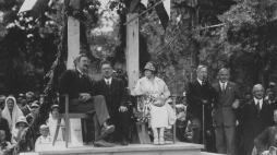 Władysław Reymont (w środku) z żoną na trybunie honorowej, 1925 r. /NAC