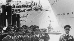 Powitanie w porcie w Hamburgu. W I rzędzie widoczni m.in. Hermann Goering (z buławą w ręku), Erhard Milch (2. z lewej) i Robert Ley (3. z lewej). W tle widać jeden z statków przewożących żołnierzy- MS Wilhelm Gustloff, 31 maja 1939 r. /NAC