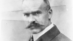 Józef Piłsudski, członek Centralnego Komitetu Robotniczego Polskiej Partii Socjalistycznej - fotografia portretowa. /NAC