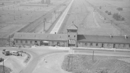 Widok z lotu ptaka na bramę byłego obozu koncentracyjnego Auschwitz-Birkenau. /NAC