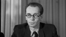 Jerzy Andrzejewski jako członek prezydium zjazdu delegatów Związku Zawodowego Literatów Polskich 20-24 stycznia 1949 r. w Szczecinie. Fot. PAP/mw