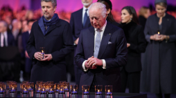 Król Wlk. Brytanii Karol III składa znicz w Auschwitz podczas uroczystości w Międzynarodowym Dniu Pamięci o Ofiarach Holokaustu w 80. rocznicę wyzwolenia niemieckiego obozu przez Armię Czerwoną. Fot. PAP/Łukasz Gągulski