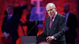 Przewodniczący Światowego Kongresu Żydów Steven Lauder przemawia podczas głównej uroczystości w Międzynarodowym Dniu Pamięci o Ofiarach Holokaustu w 80. rocznicę wyzwolenia niemieckiego obozu Auschwitz przez Armię Radziecką. Fot. PAP/Łukasz Gągulski