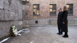 Premier Keir Starmer z małżonką Victorią zlożyli wieniec przed Ścianą Straceń na dziedzińcu bloku 11. Fot. Muzeum Auschwitz/Wojciech Grabowski