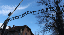 Niemiecki napis nad bramą do niemieckiego nazistowskiego obozu zagłady Auschwitz. Fot. PAP/Leszek Szymański 