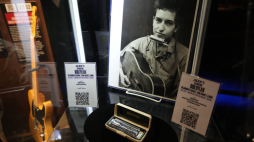 Przedmioty związane z Bobem Dylanem z wystawionej na aukcję kolekcji dziennikarza muzycznego Ala Aronowitza (1928-2005), a pokazane w Musicians Hall of Fame & Museum w Nashville w USA 15 stycznia 2025 r. Fot. PAP/EPA/Mark Humphrey