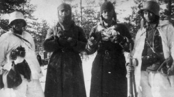 Jeńcy sowieccy podczas wojny zimowej. Źródło: Wikimedia Commons