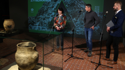 Kurator wystawy Renata Abłamowicz (z lewej), archeolog Marcin S. Przybyła (w środku) i p.o. dyrektor Muzeum Śląskiego Karol Makles (z prawej) prezentują wystawę w Muzeum Śląskim. Fot. PAP/J. Praszkiewicz 