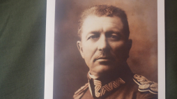 Zdjęcie generała Franciszka Latinika i jego naramienniki eksponowane w cieszyńskim muzeum. Fot. Krzysztof Neścior, Muzeum 4 PSP w Cieszynie 