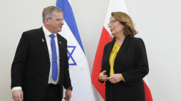 Marszałek Senatu Małgorzata Kidawa-Błońska i minister edukacji Izraela Joaw Kisz podczas spotkania w Senacie w Warszawie. Fot. PAP/Tomasz Gzell 
