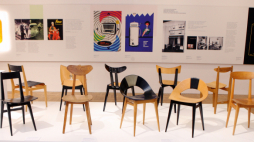 Krzesła prezentowane na wystawie "Chcemy być nowocześni. Polski design 1955-1968 z kolekcji Muzeum Narodowego w Warszawie" w 2021 r. Fot. PAP/P. Kula 