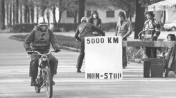 Wrocław, maj 1974. Na komarze Piotr Krupa. Fot. PAP/Adam Hawałej 