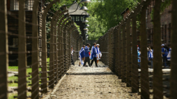 Marsz Żywych na terenie byłego niemieckiego obozu koncentracyjnego Auschwitz, upamiętniający ofiary Holokaustu (2024 r.). Fot. PAP/Jarek Praszkiewicz 