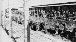 Reprodukcja: II wojna światowa. Niemiecki obóz koncentracyjny Auschwitz Birkenau. Nz. więźniowie przy przymusowej pracy, 1941 r. Dokładny miesiąc i dzień wydarzenia nieustalone. PAP/Reprodukcja 