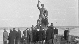 Pomnik Syreny, symbol Warszawy i ostatni pomnik dwudziestolecia międzywojennego. Wg projektu rzeźbiarki Ludwiki Nitschowej, odlany z brązu, ustawiony na Wybrzeżu Kościuszkowskim w kwietniu 1939 r. z inicjatywy prezydenta stolicy Stefana Starzyńskiego. PAP/Stanisław Dąbrowiecki 