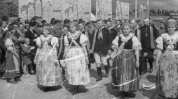Dzień Święta Ludowego w 1948 r. Nz. uczestnicy manifestacji, grupa w śląskich strojach ludowych. PAP/CAF