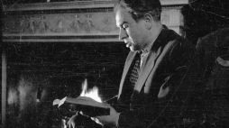 Poeta, pisarz, satyryk Konstanty Ildefons Gałczyński w domu pracy twórczej dla ludzi nauki i artystów, który utworzono w pałacu Radziwiłłów w Nieborowie, 1952. PAP/Wiktor Janik
