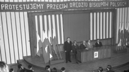 Warszawa 12.1965. Wiec protestacyjny studentów Szkoły Głównej Planowania i Statystyki (Szkoła Główna Handlowa) przeciwko orędziu biskupów polskich skierowanemu do biskupów niemieckich. W spotkaniu, odbywającym się w Auli Głównej SGPiS, uczestniczy m.in. redaktor naczelny dziennika „Życie Warszawy” i poseł na Sejm PRL Henryk Korotyński (widoczny przy stole 3P). PAP/Henryk Rosiak