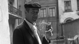 Aktor, piosenkarz Jarema Stępowski, na spacerze na Starym Mieście w Warszawie, 1968 r. PAP/Marian Sokołowski