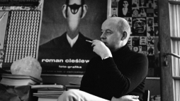 Artysta grafik, przedstawiciel polskiej szkoły plakatu Roman Cieślewicz w domu i pracowni, 1972 r. PAP/Maciej Musiał