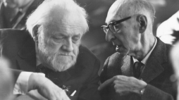 Antoni Słonimski (z prawej) i Melchior Wańkowicz na Zjeździe Lteratów Polskich w Łodzi, fot. PAP/Witold Rozmysłowicz