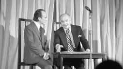 Od lewej: Wiesław Michnikowski i Edward Dziewoński w jednym z dialogów w kabarecie Dudek, 1974 r. PAP/CAF/Witold Rozmysłowicz
