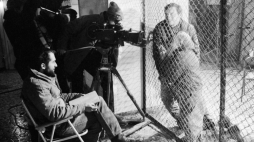 Realizacja filmu "O-bi, o-ba. Koniec cywilizacji" w reżyserii Piotra Szulkina. Nz. Piotr Szulkin (L) i aktorzy Henryk Bista (P) i Jerzy Stuhr (2P), luty 1984 r.  PAP/CAF - Witold Rozmysłowicz