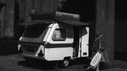 Przyczepa z zapiekankami w Warszawie, fot. PAP/S. Gawliński