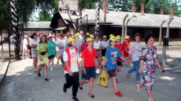 Uczestnicy "Pociągu Pamięci" na terenie KL Auschwitz, 1995 r.  PAP/Jacek Bednarczyk