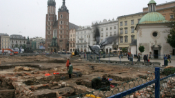 Podczas remontu krakowskiego Rynku 2005 r. archeolodzy odsłonili mury średniowiecznej zabudowy, m.in. ściany Kramów Bogatych, budynków Wielkiej i Małej Wagi. PAP/Jacek Bednarczyk