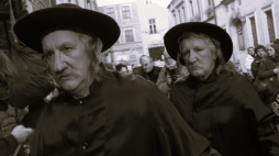 Bracia Wacław i Lesław Janiccy jako Dwaj Chasydzi z Deską Ostatniego Ratunku, Kraków 2006 r. (jb/kp) PAP/Jacek Bednarczyk
